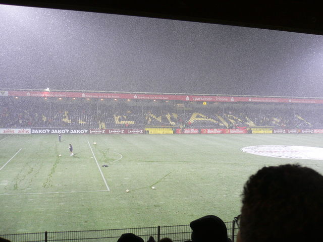 schneegest�ber vor anpfiff aachen tivoli schnee fu�ball stadion 