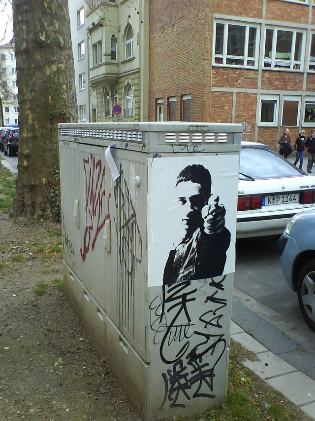 Everybody fucking freeze... schwarzweiss überfall köln plakat streetart pistole stromkasten 