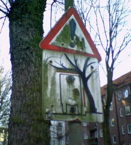 baum greift laster an baum schild warnung laster lkw vorsicht verkehrsschild hamburg 