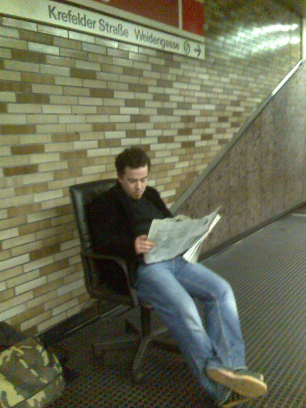 wohnlich in der ubahn b�rosessel hansaring b�ro lesen ubahn zeitung stuhl gleb 