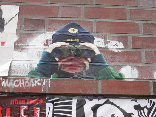 �berwachungsplakat fernglas polizei streetart �berwachung hamburg schanzenviertel 