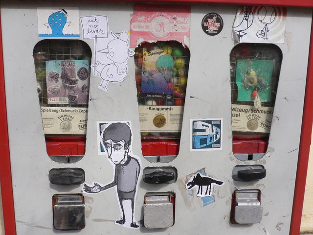 hand auf streetart automat hamburg schanzenviertel 