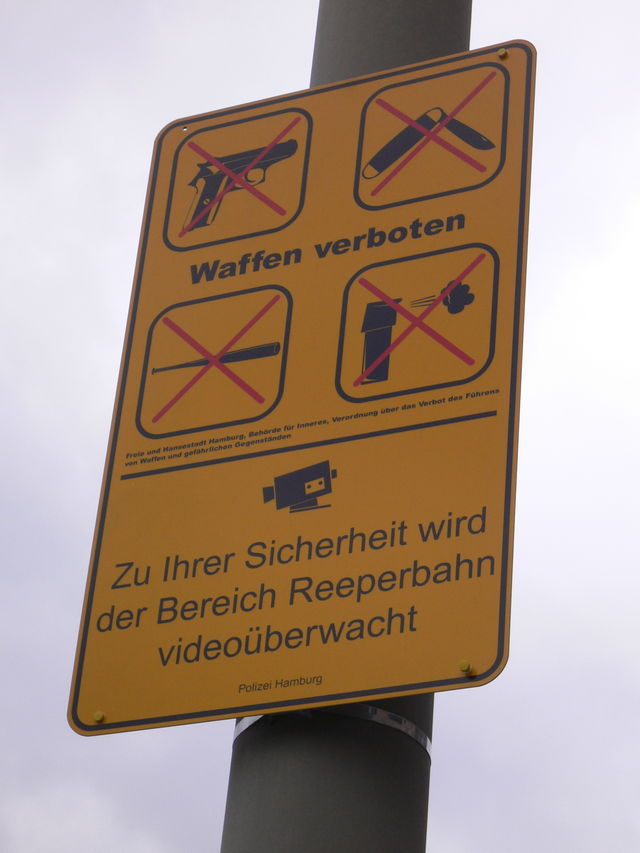 sicherheit polizei schild verbot waffen hamburg reeperbahn 