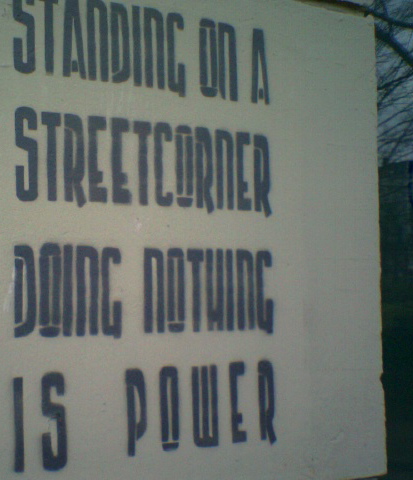 wahre macht macht nichts nichtstun stehen stra�enecke streetart hamburg 