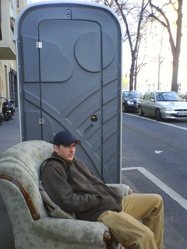 warten auf das klo... couch klo sperrm�ll steam dixi sessel sitzen 