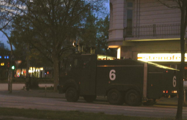 einer von vielen pferdemarkt polizei hamburg 1._mai wasserwerfer 