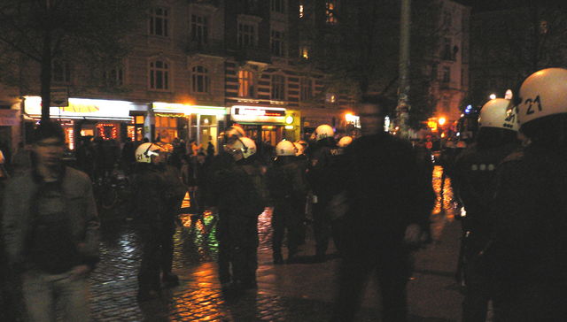 reste polizisten schulterblatt polizei straensperre schanzenviertel 1._mai hamburg 
