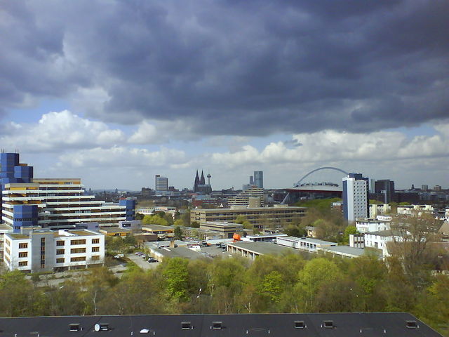 drohendes unwetter? dom k�ln wolken colonius k�lnarena 