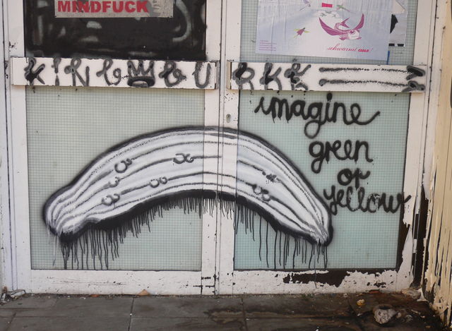 bananengurke mit haaren banane gelb grafitti gr�n streetart altona gurke king_gurke 
