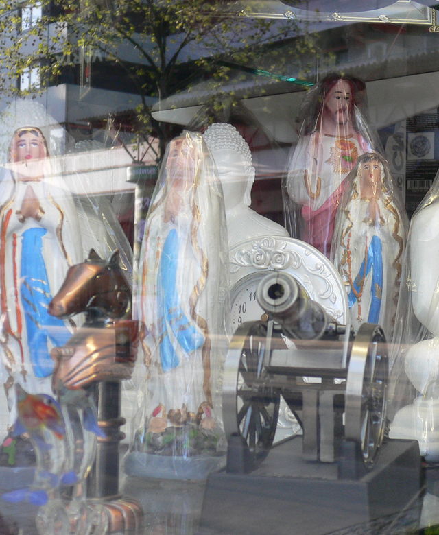 religionen buddha jesus schaufenster kanone altona 