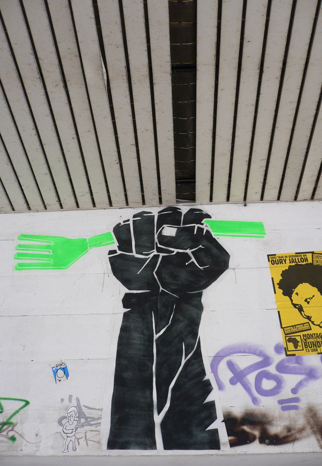 die waffen des kochs hand streetart gabel faust altona 