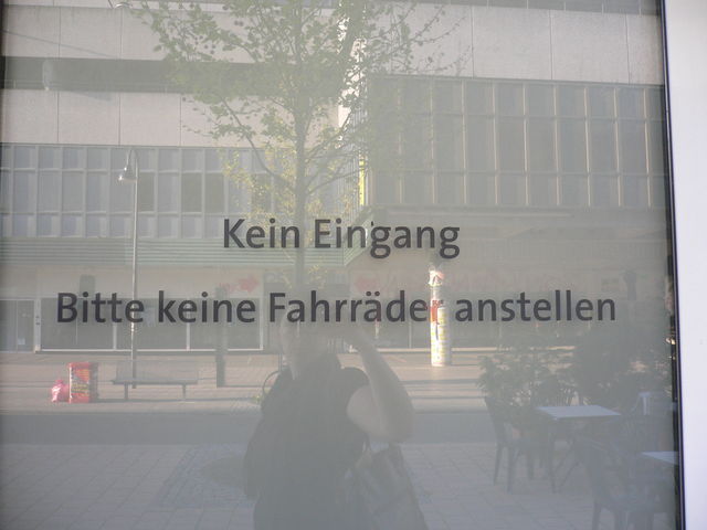 logik ist anders t�r eingang fahrr�der altona 