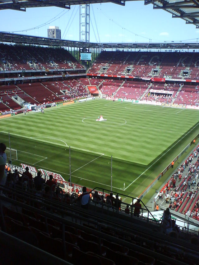 Die Ruhe vor dem Sturm... aufstieg s�dtrib�ne fc k�ln rhein energie stadion 