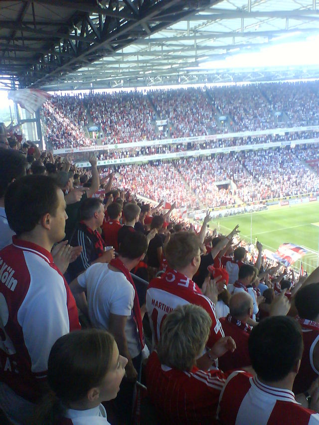 NIE MEHR, ZWEITE LIGA! heiterkeit publikum trubel fc rhein energie stadion jubel sdtribne 