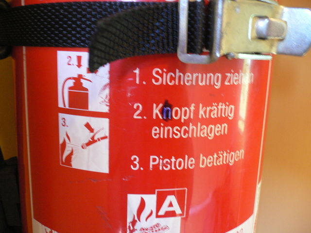 kopf kr�ftig einschlagen... anweisung einschlagen feuer kopf rot zug pistole feuerl�scher 