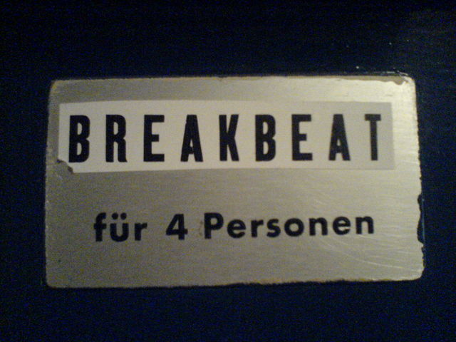 Aufzugschild im Piclog HQ breakbeat endlich personen aufzug schild 