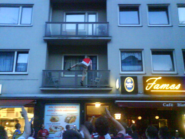 ...den ball zurck! fc zlpicher fuball einbruch balkon fans fc-koeln fc_kln aufstieg 