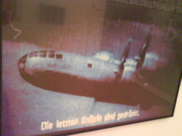 die letzten kn�pfe sind gedr�ckt plakate ausstellung bomber kn�pfe 