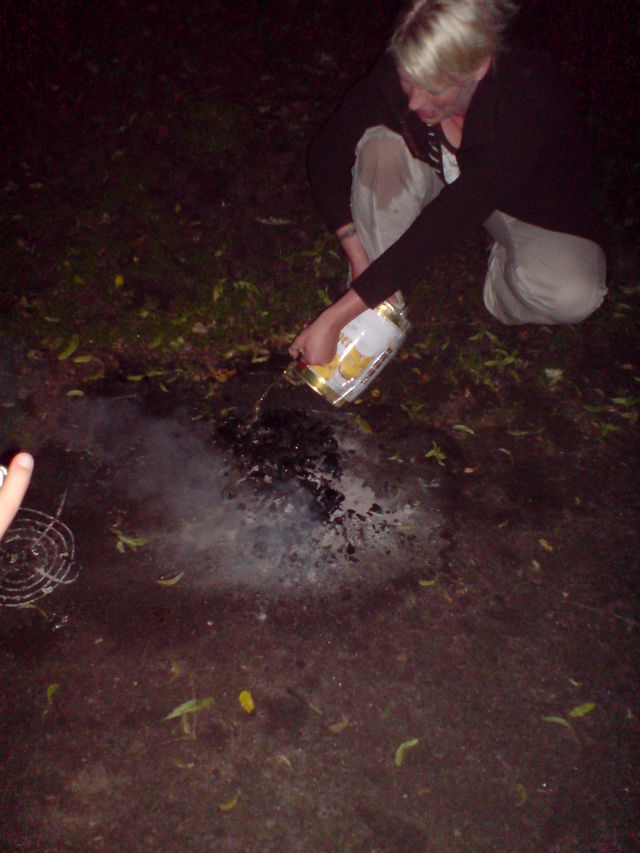 Eva im Einsatz f�sschen l�schen bier grillen kohle park eva bierdusche pl�rre 