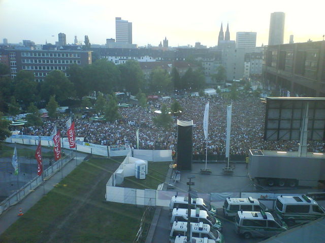 Public Viewing VOR der LANXESS-Arena public public_viewing viewing deutschland menschenmassen em2008 klnarena 