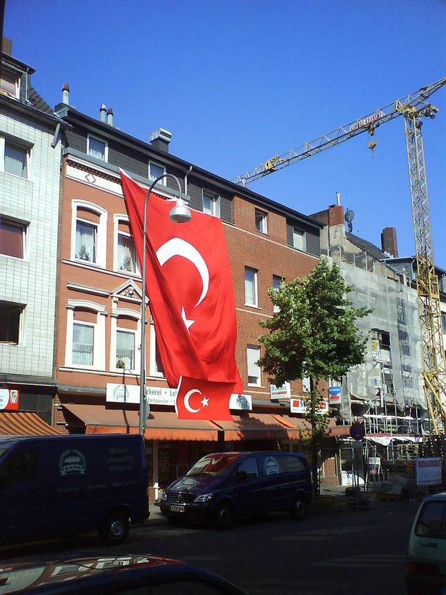 Nationalstolz flagge gross haus rot trkei 