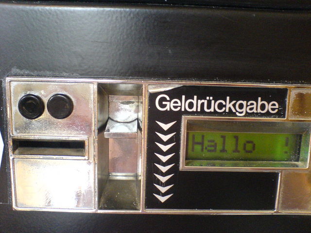 freundlicher geldroboter geldrckgabe hallo 