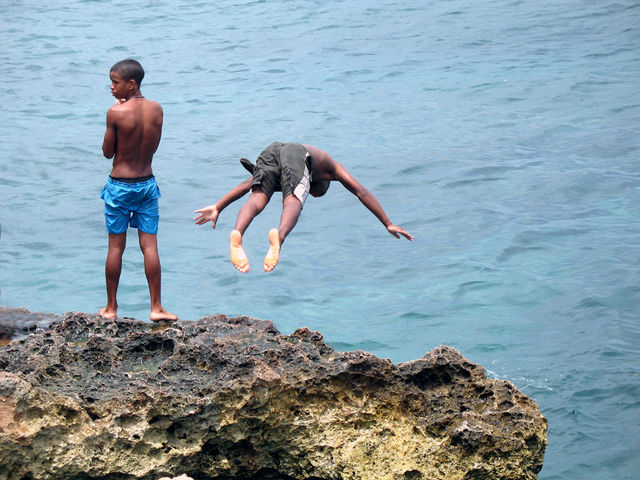 Sprung vom Malecon springen meer havanna malecon 