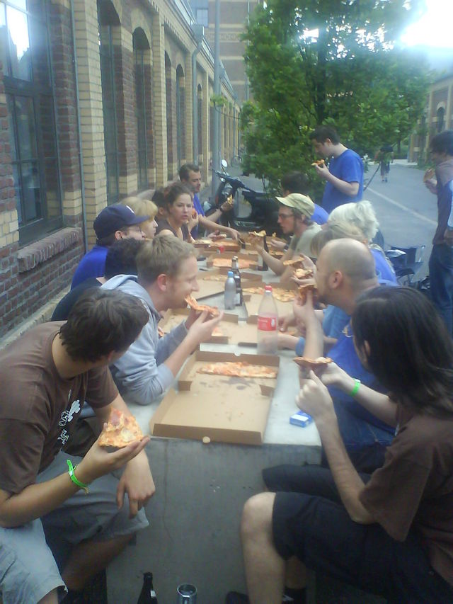 feeding of the lions festmahl essen pizza evoke2008 