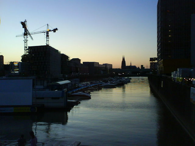 hafenkino freiluftkino dom kln rhein leinwand 