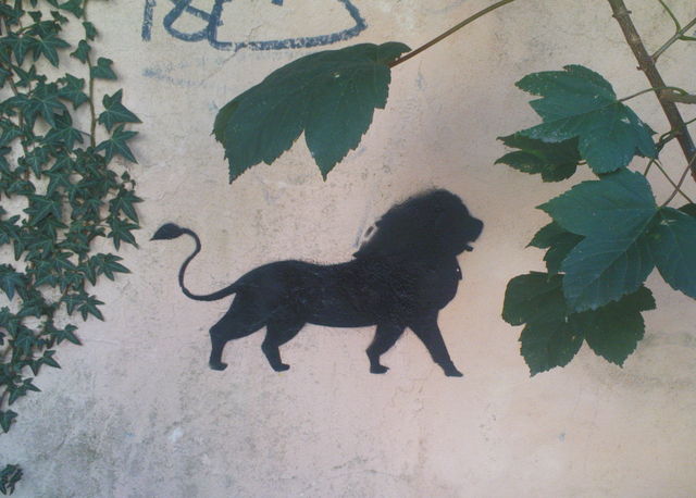 gro�stadtdschungel streetart wand l�we hamburg 