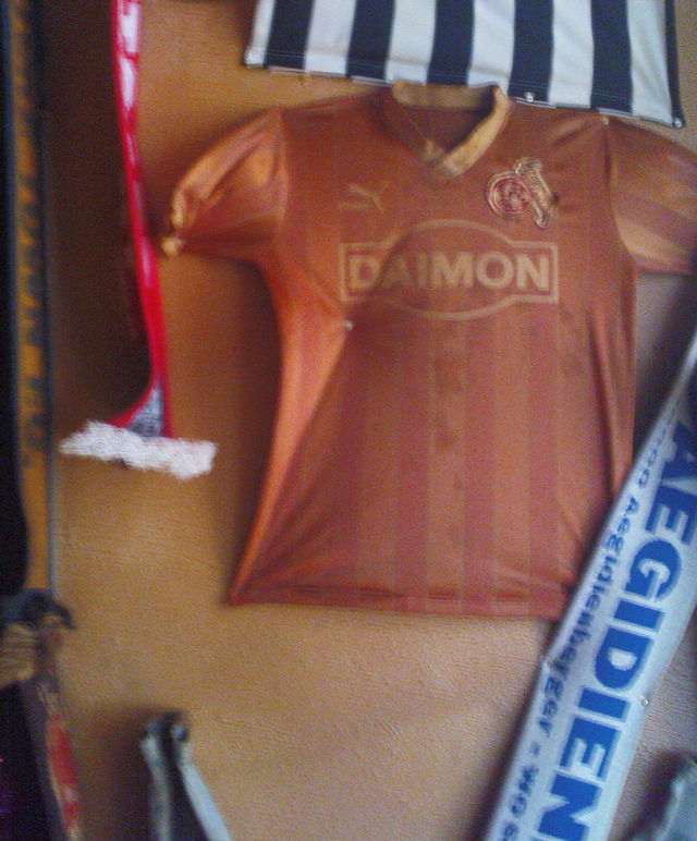 cham�leon-trikot fc-trikot friedrichstr. kiez dreck kneipe fu�ball deko vergilbt hamburg fc-koeln 