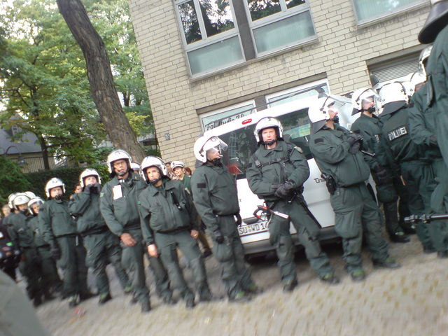 Was ihr in Hamburg knnt, knnen wir schon lange hundertschaft bullen polizei demo demonstration schei_prokln 