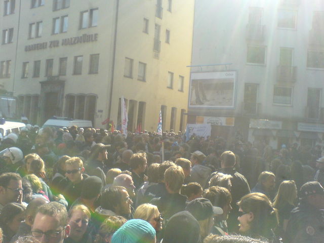 geht auch im stehen prima :) blau kln demo demonstration schei_prokln keine_gewalt 