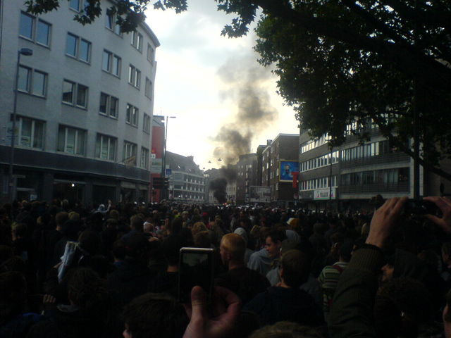 feuerchen.  block hunderschaft feuer polizei brand demo schwarzer gewalt schei_prokln demonstration 