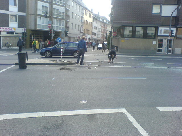 spurenbeseitigung aufr�umen steine demo pflasterstein demonstration schei�_prok�ln 