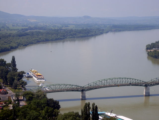 Mein Bro parkt in Esztergom an der blauen Donau estragom donau mia 