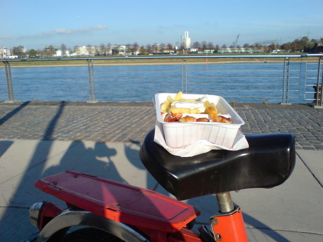 sonne, mofa, crrywurst mahlzeit currywurst rhein sonne pommes mofa pause 