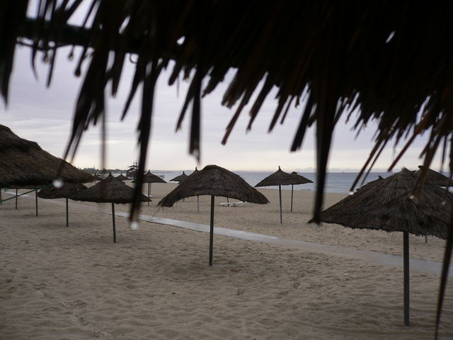 strandwetter schirme meer regen strand sand tunesien 