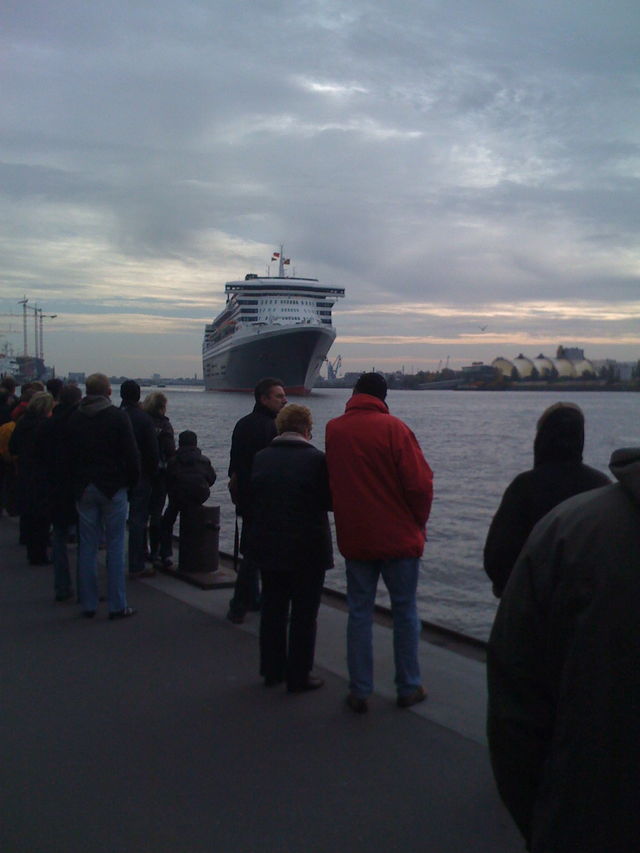 Queen Mary II ii landungsbrcken mary queen hamburg 