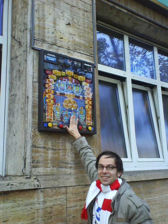 Festgemauert in der Wand... eingemauert gl�ckspiel wand automat deko geldspiel 