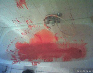 streit gibts berall mal... blut wanne rot badewanne badezimmer 