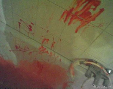 streit gibts berall mal... blut badewanne streit badezimmer rot wanne 