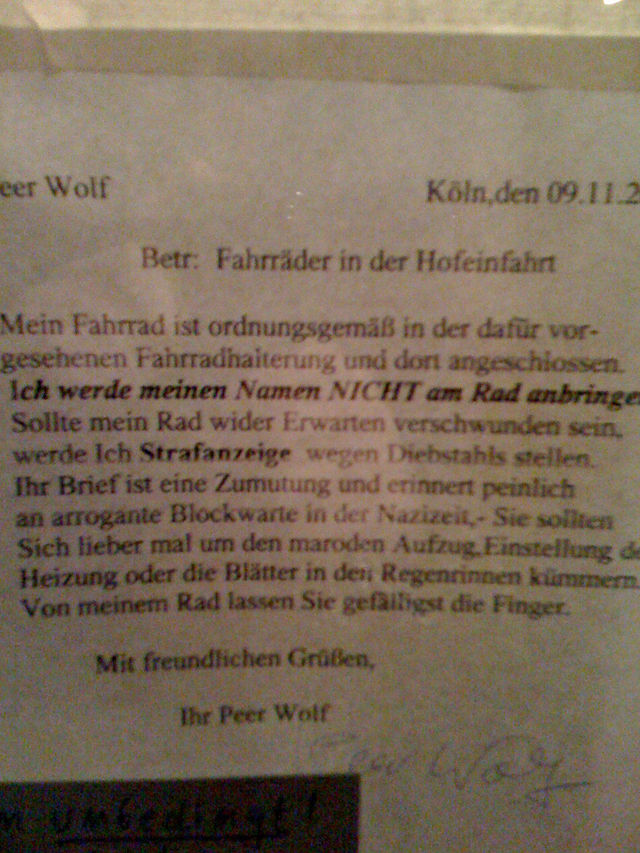 nazi vermieter blockwart strafanzeige nazi fahrrder peer wolf schild zettel 