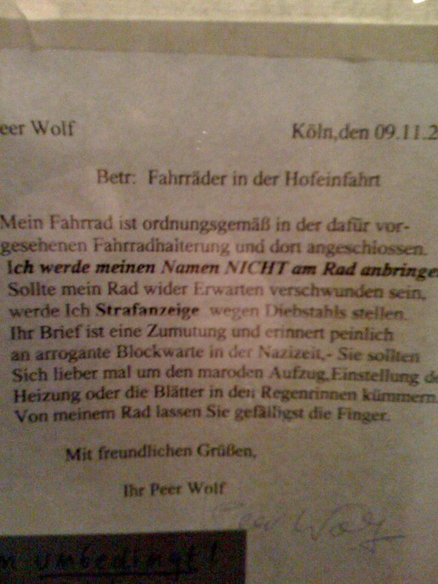 nazi vermieter blockwart strafanzeige nazi fahrr�der peer wolf schild zettel 