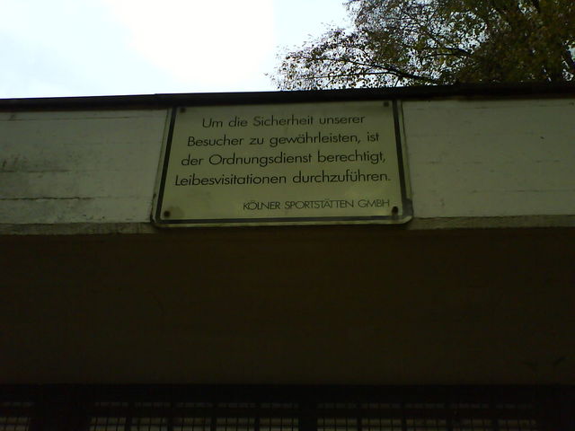 Sicher ist sicher. besucher leibesvisitationen ordnungsdienst k�ln schild sport sicherheit 