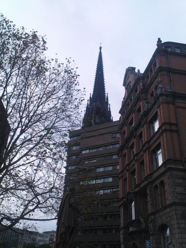 es fehlt nur vom balkon... dom-ersatz gotik nikolaikirche kirche hamburg 