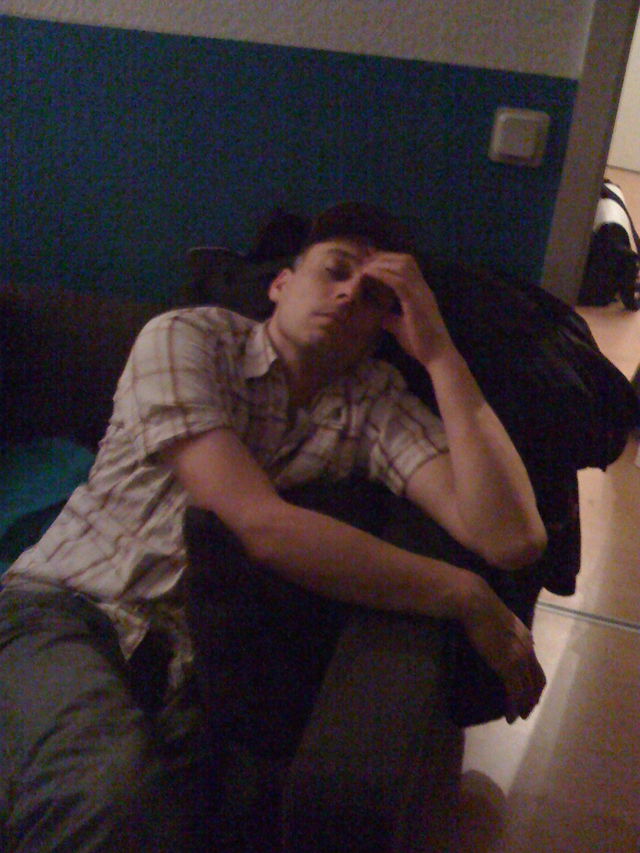 15 stunden wach micha party sofa schlaf m�de 