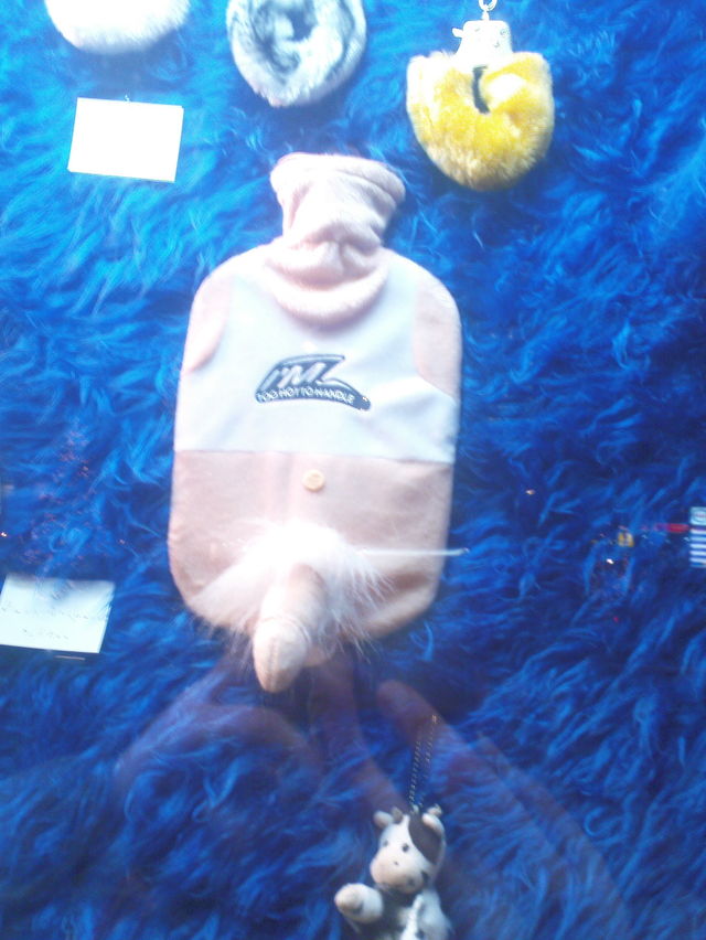 too soft to handle w�rmflasche pimmel schwanz pl�sch reeperbahn kiez 