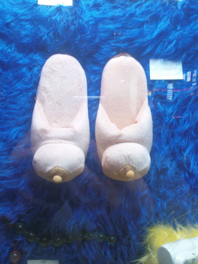 mit nippelschritten voran pantoffeln puschen titten br�ste reeperbahn kiez 