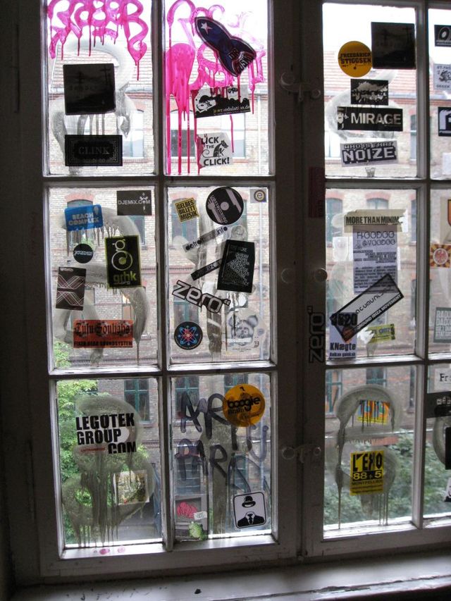 stickerfenster fenster sticker streetart berlin treppenhaus plattenladen 